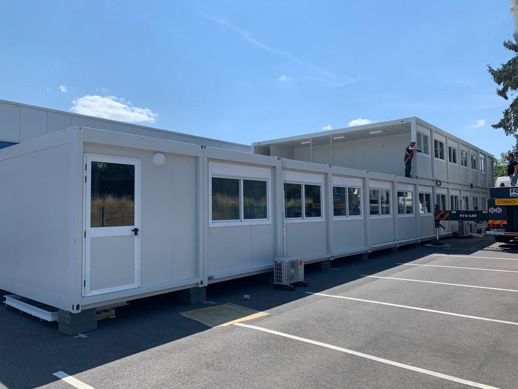 Bâtiment modulaire acier blanc livré et posé sur site, R+1, avec grue