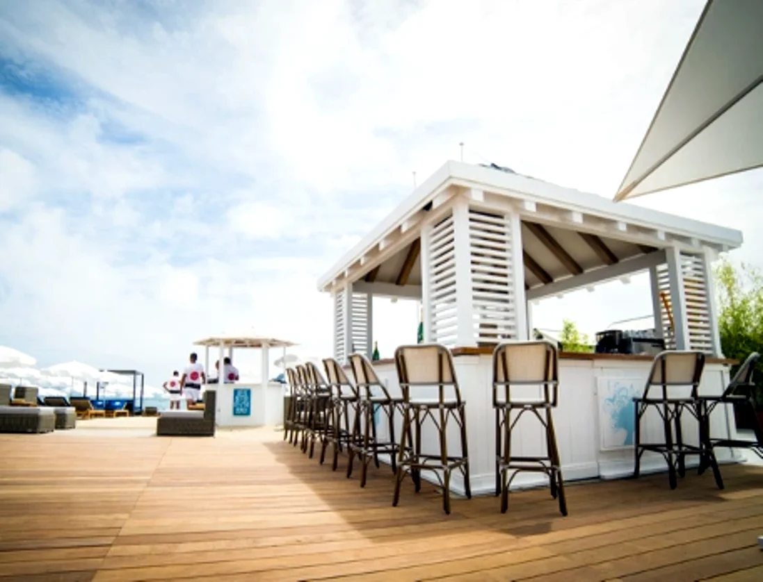 Bar et terrasse en bois face à la mer — Bagatelle Beach, Ramatuelle