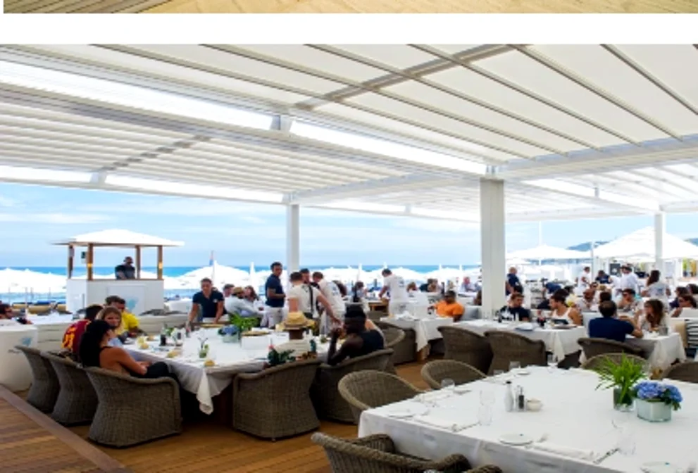 Terrasse couverte sur la plage — Bagatelle Beach, Ramatuelle