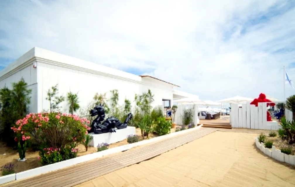 Accès à l'établissement depuis la plage — Bagatelle Beach, Ramatuelle