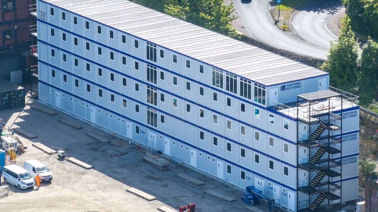 Grande base vie de chantier modulaire sur plusieurs niveaux, escalier métallique extérieur