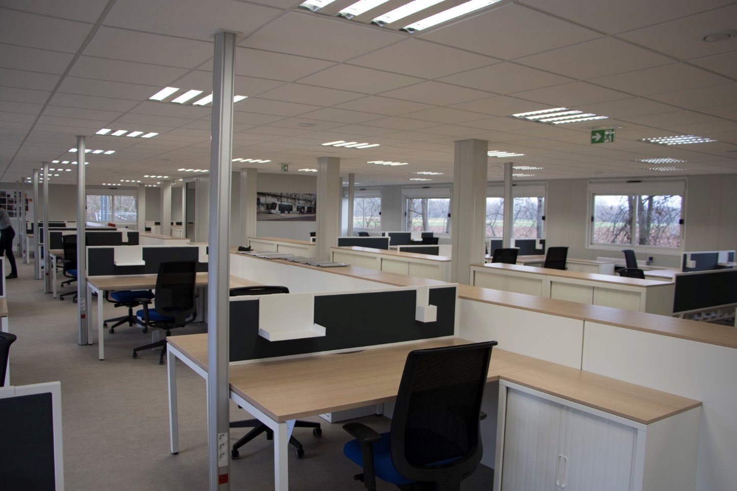 Plateau de bureaux modulaire en open space, postes de travail, éclairage et faux plafond intégrés