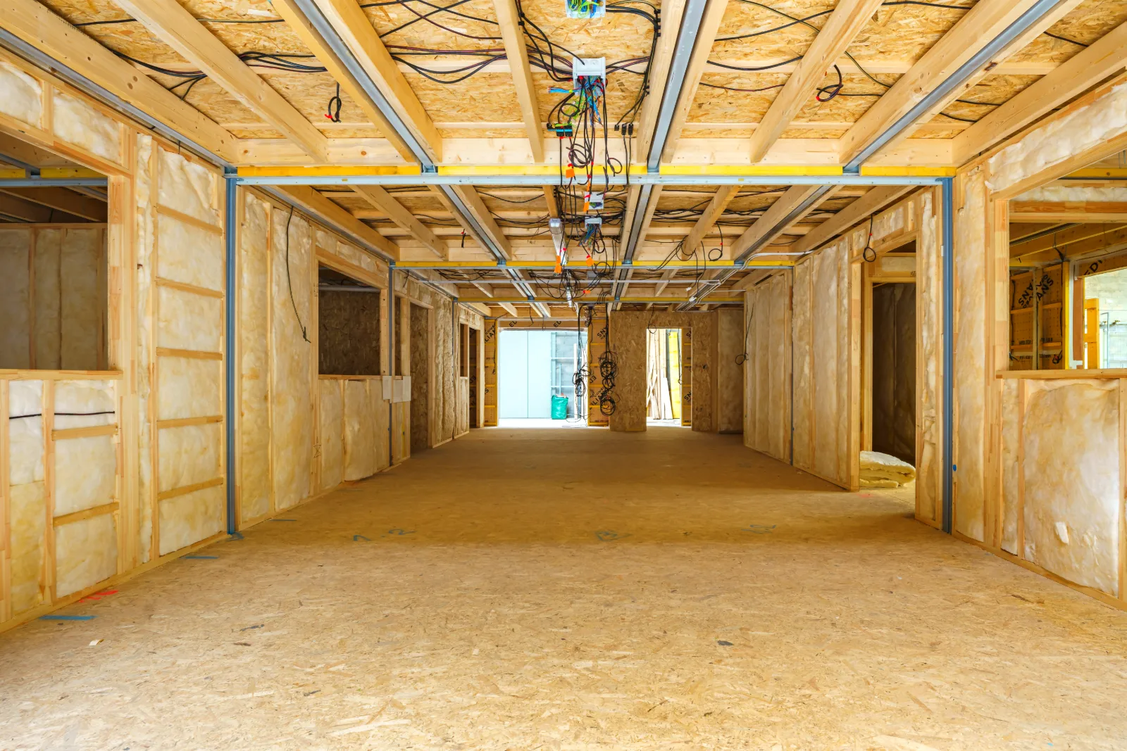 Ossature et isolation biosourcées d'un bâtiment bois en fabrication