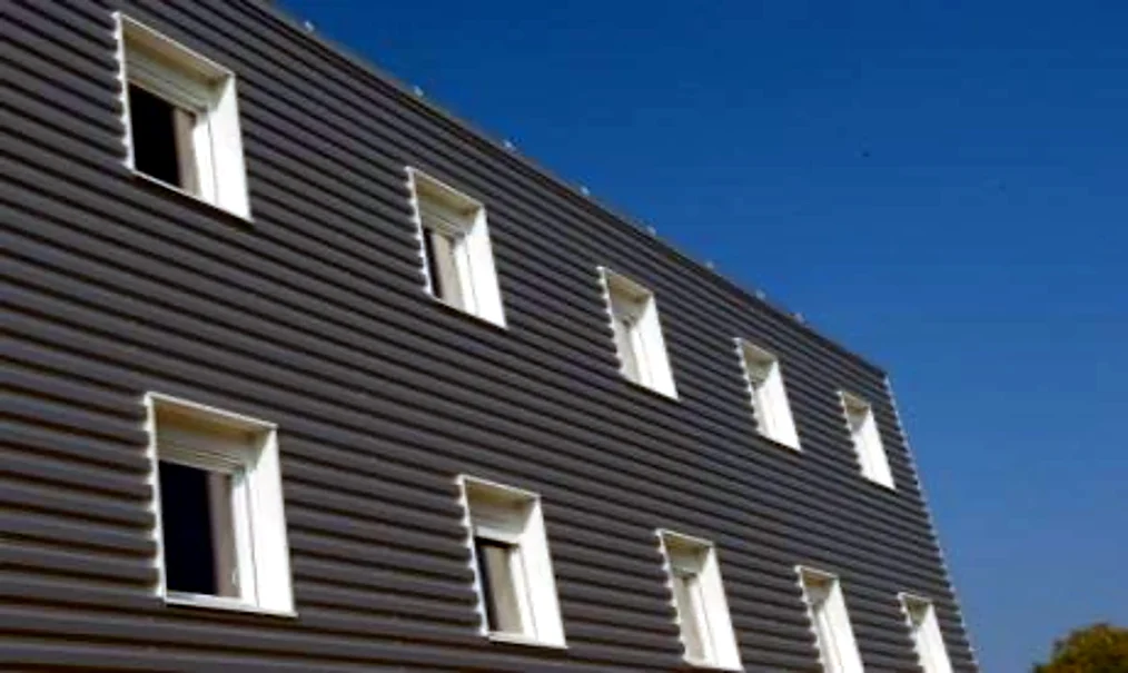 Façade à bardage métallique — résidence Campus CCI
