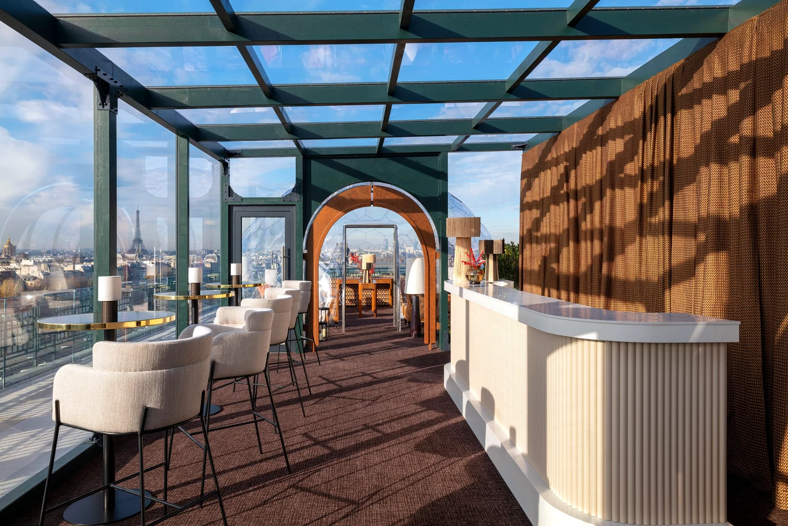 Bar et terrasse sous verrière avec vue sur Paris — rooftop Le Cheval Blanc