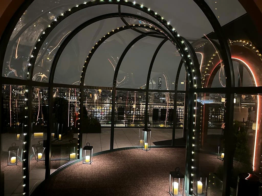 Dôme vitré et terrasse d'hiver illuminée — Le Cheval Blanc Paris