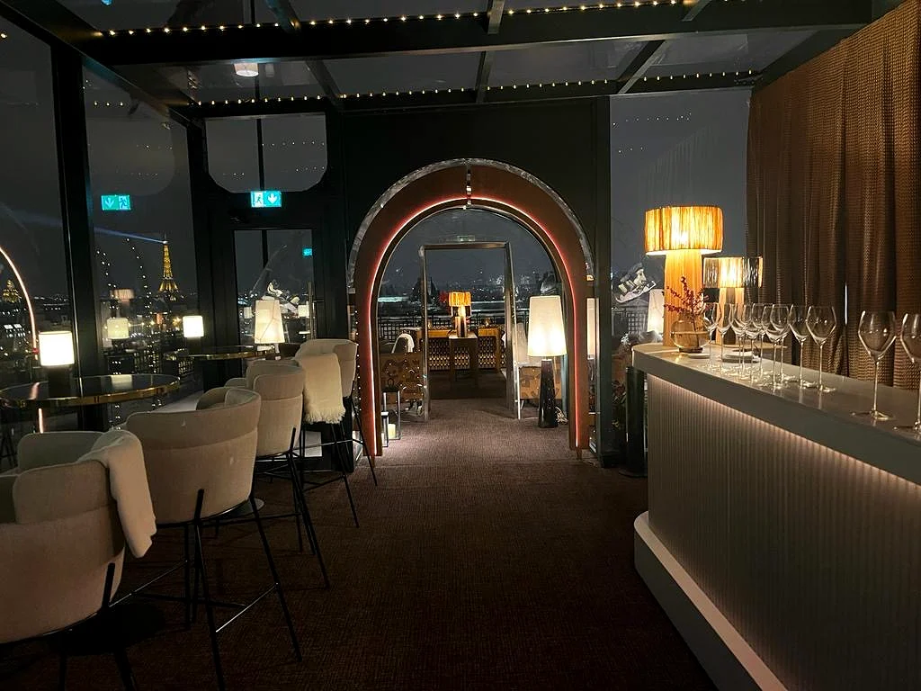 Bar VIP en soirée — rooftop Le Cheval Blanc Paris