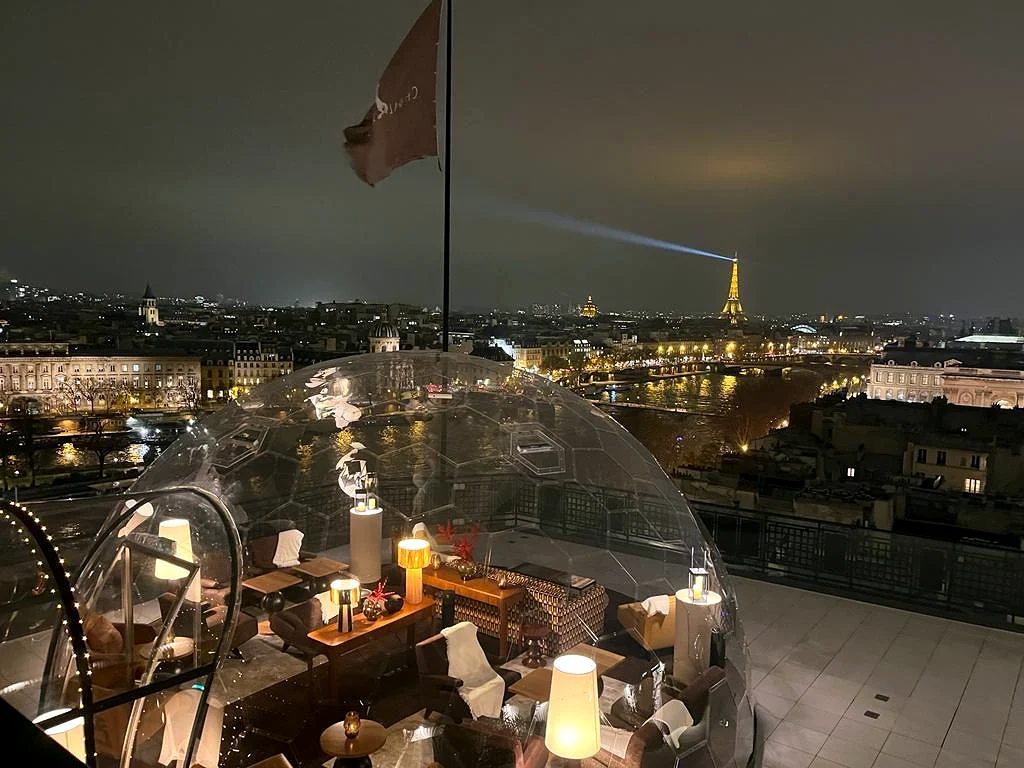 Rooftop au crépuscule avec dôme et Tour Eiffel — Le Cheval Blanc Paris