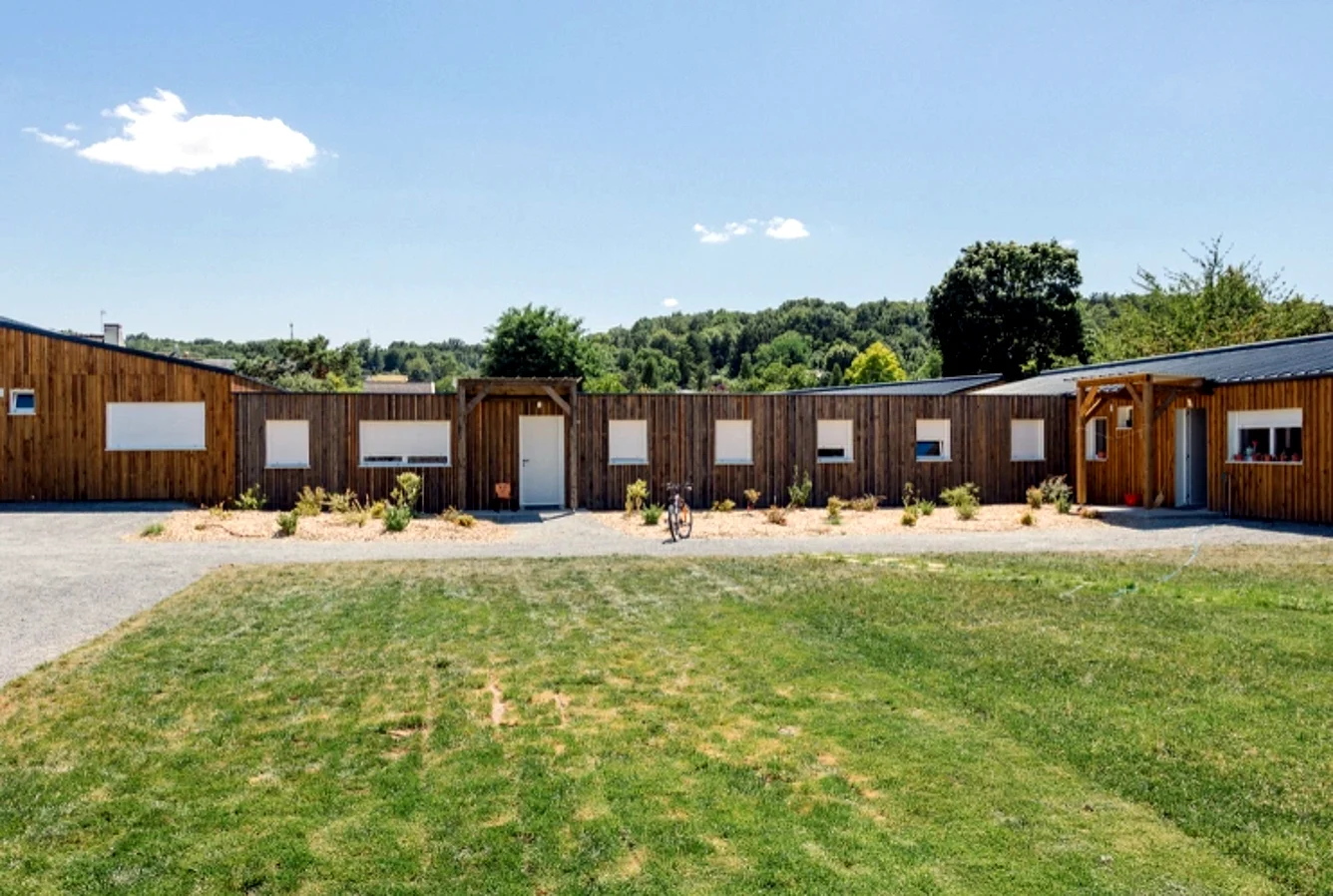 Façade bois des logements de plain-pied — Action Enfance, Chinon