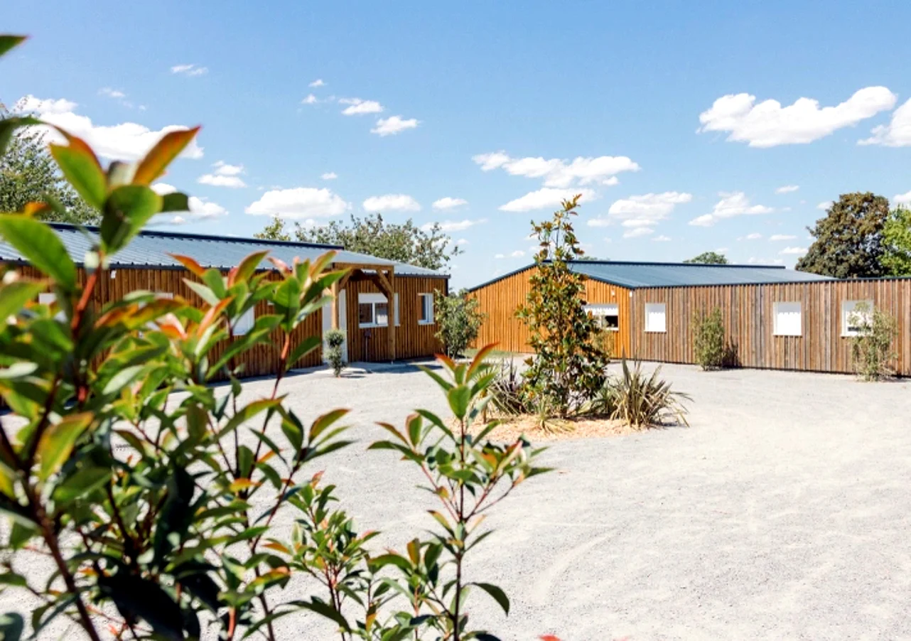 Pavillons bois et abords paysagers — Action Enfance, Chinon