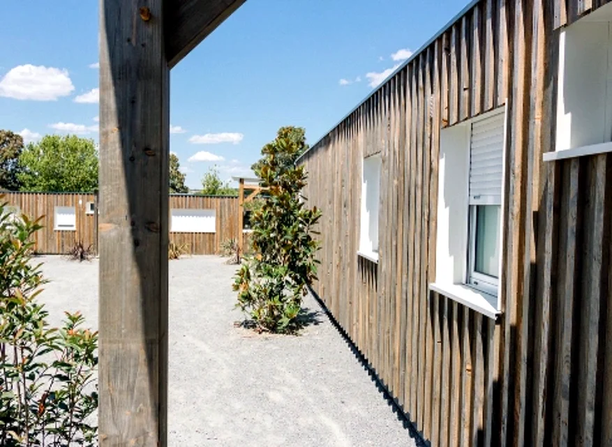 Cheminement couvert le long des pavillons — Action Enfance, Chinon