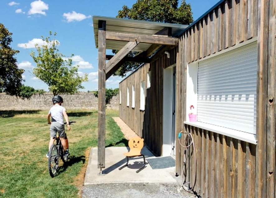 Entrée d'un pavillon sous pergola — Action Enfance, Chinon
