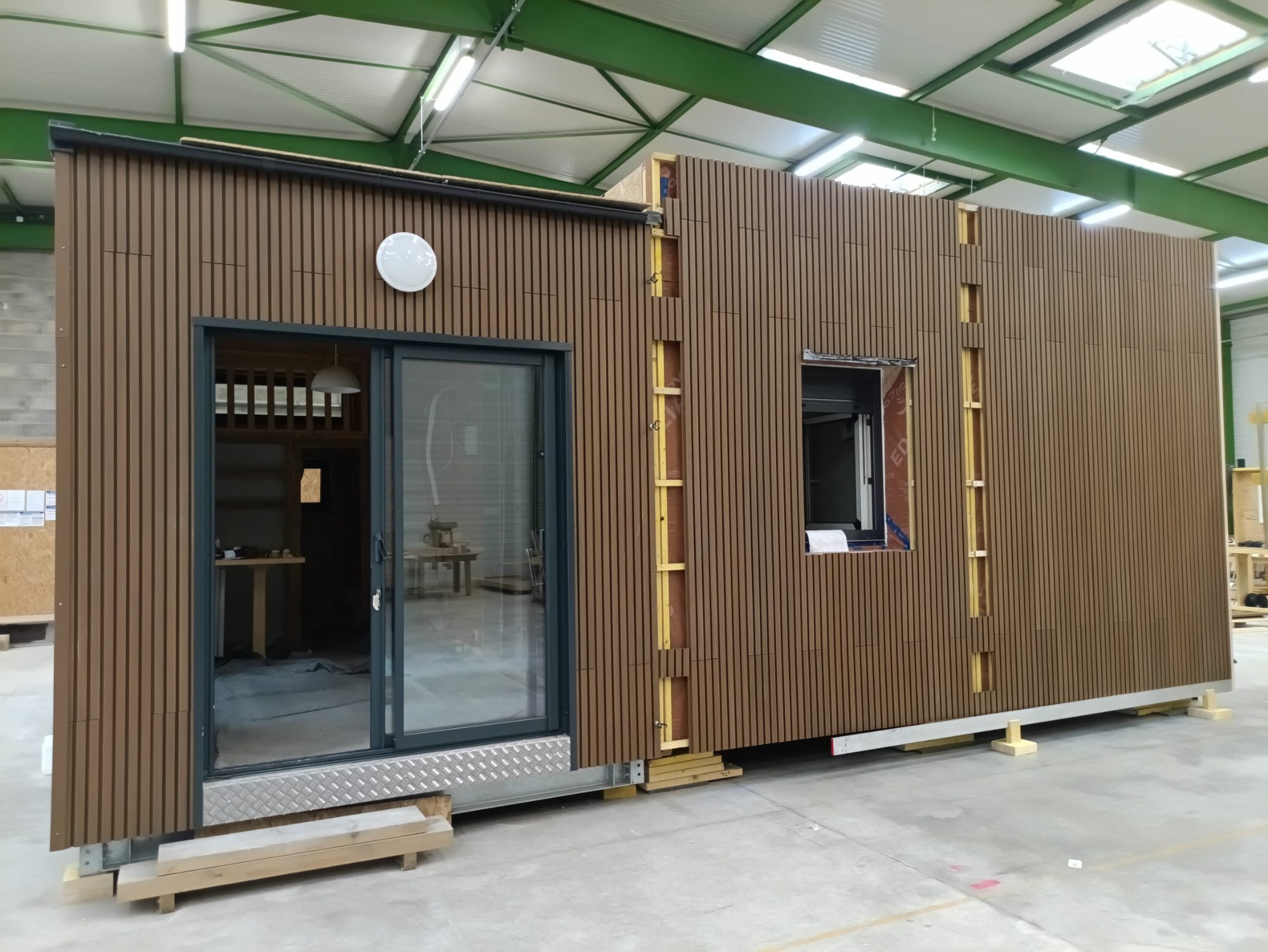 Modules container reconditionnés empilés sur deux niveaux