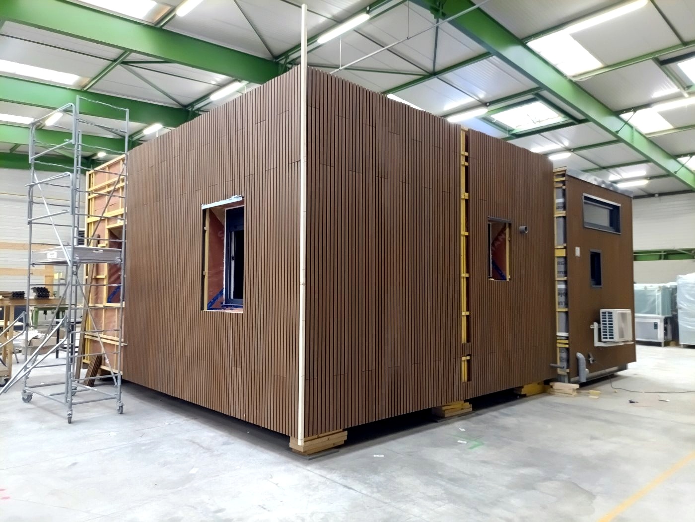 Démonstrateur habillé d'un bardage à lames bois, façade finie en atelier