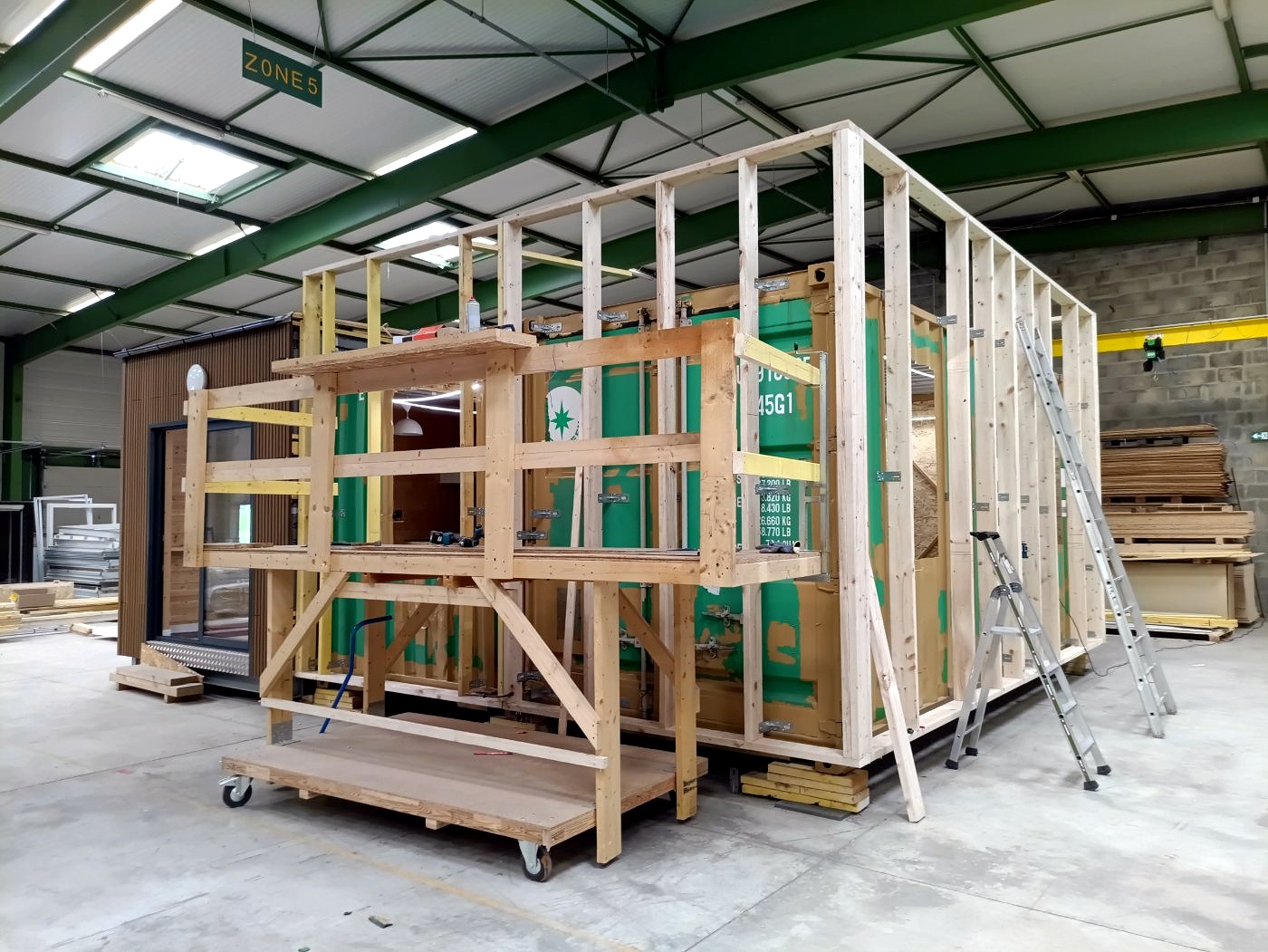 Ossature bois montée en atelier tout autour du container reconditionné vert