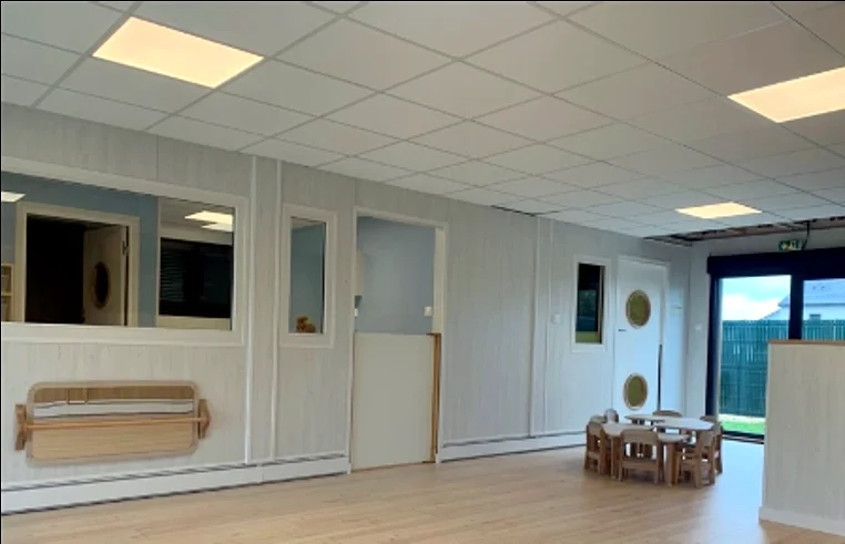 Salle d'activité lumineuse — micro-crèche de Dieulouard