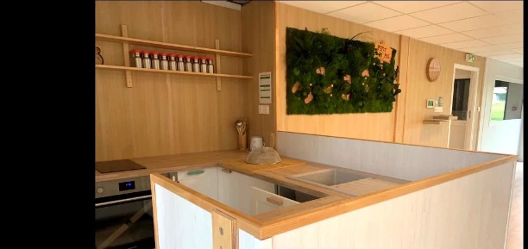 Coin cuisine et mur végétal — micro-crèche de Dieulouard