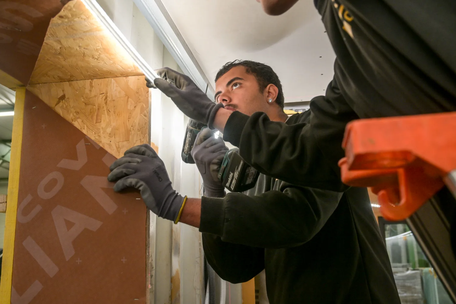 Apprenti en formation à la construction modulaire