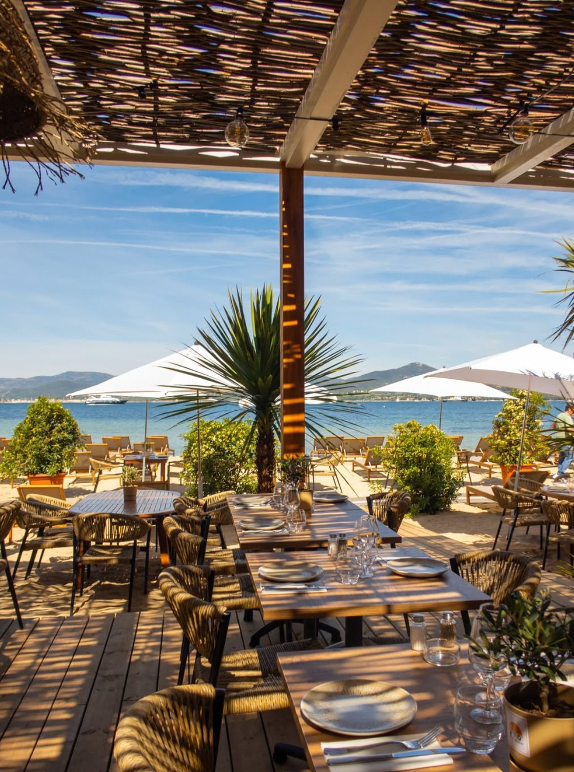 Golfe Azur — Saint-Tropez · terrasse couverte ouverte sur la baie