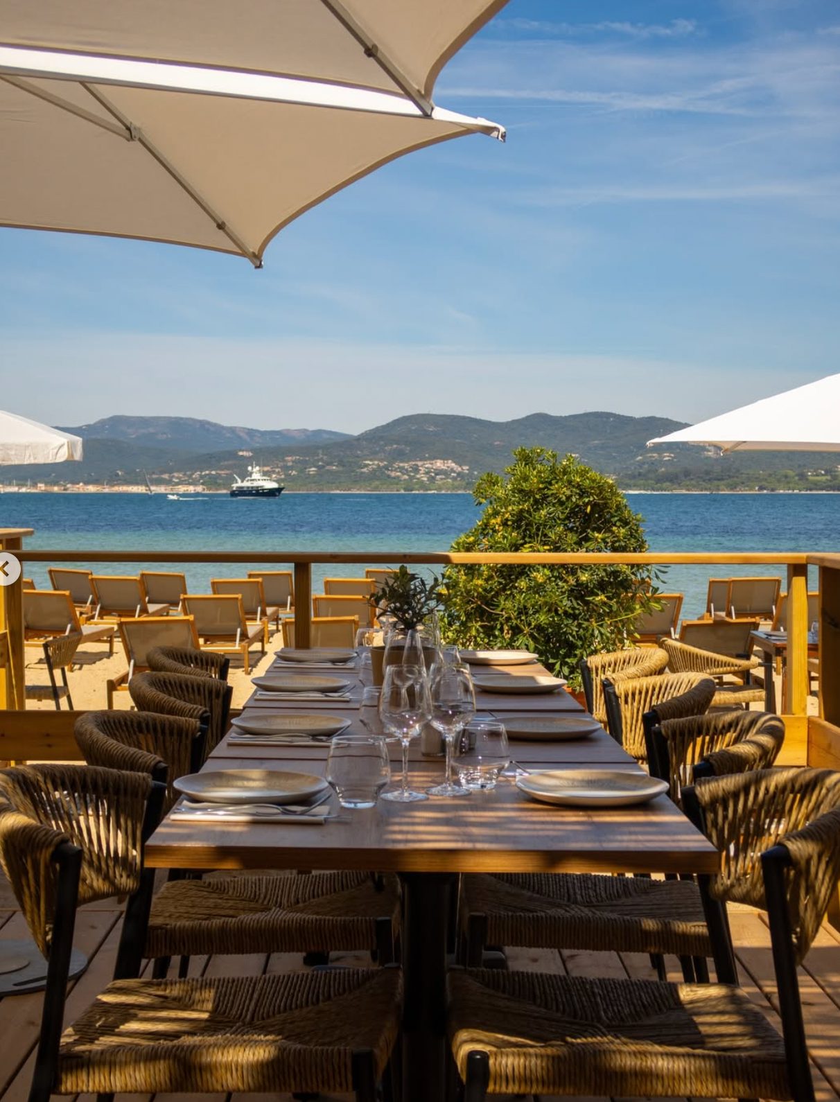 Golfe Azur — Saint-Tropez · terrasse bois et bains de soleil