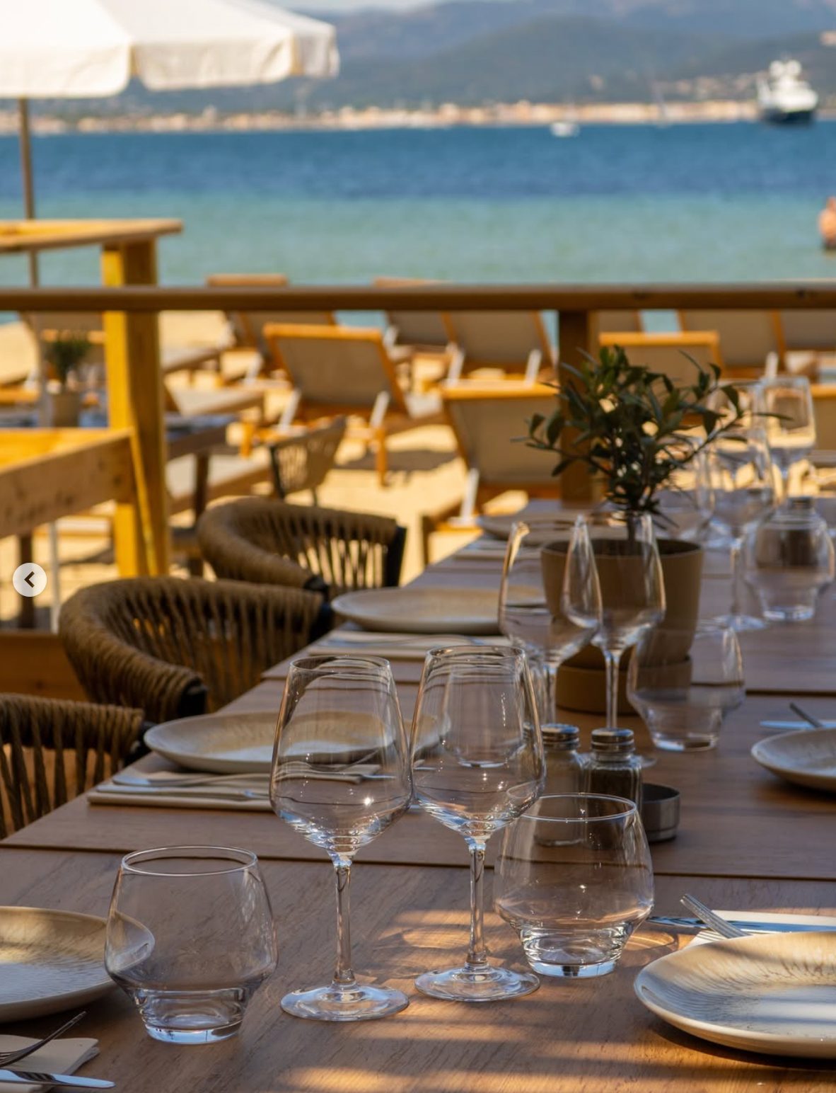 Golfe Azur — Saint-Tropez · table dressée vue mer