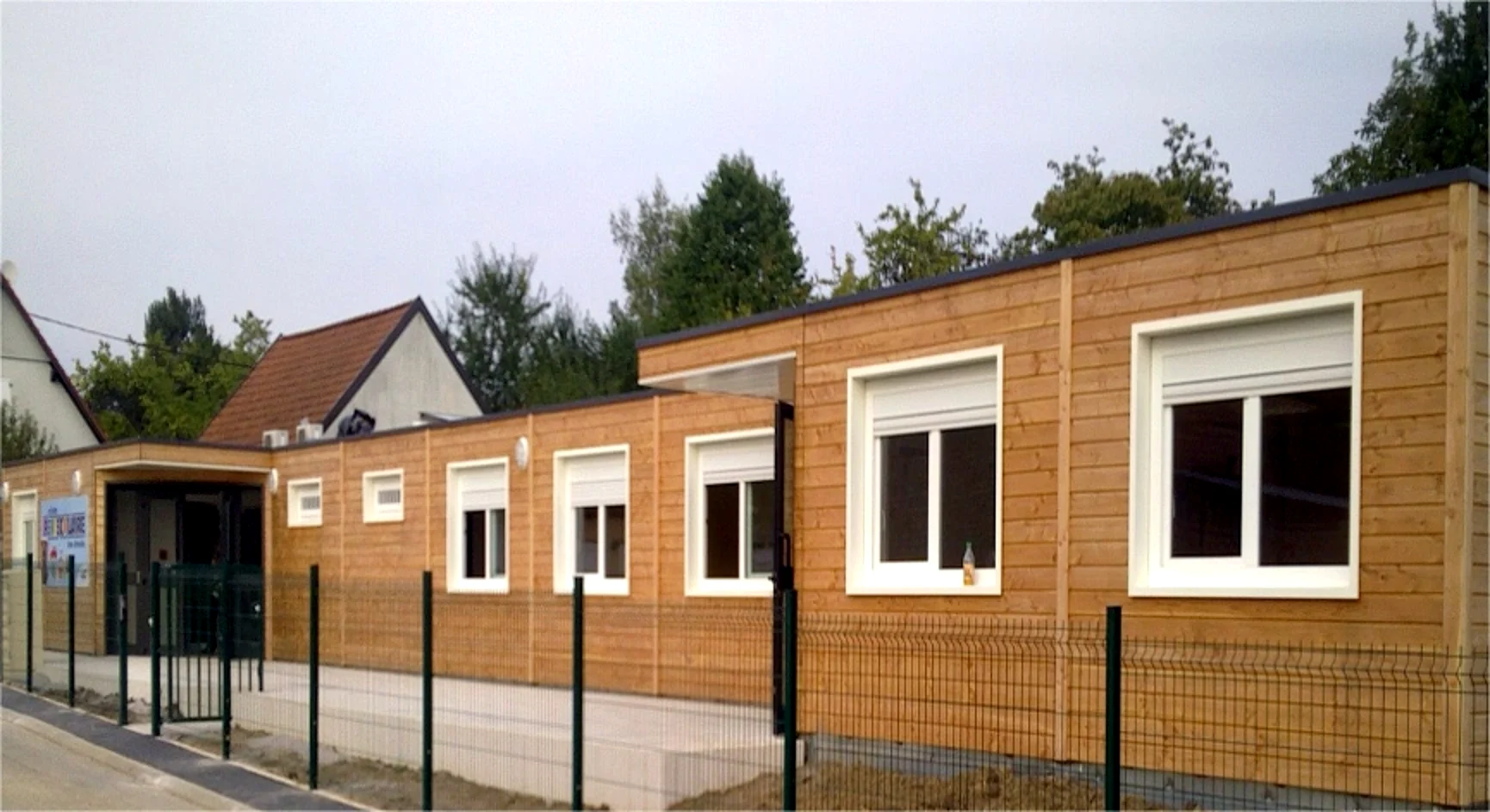 École maternelle bois de Hattgau — longue façade sur cour