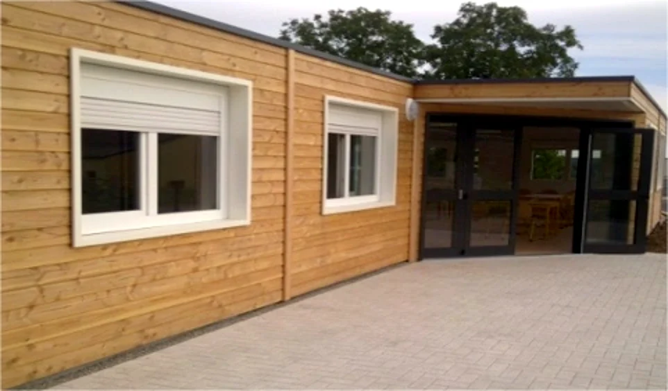 Entrée de l'école maternelle sous auvent — Hattgau
