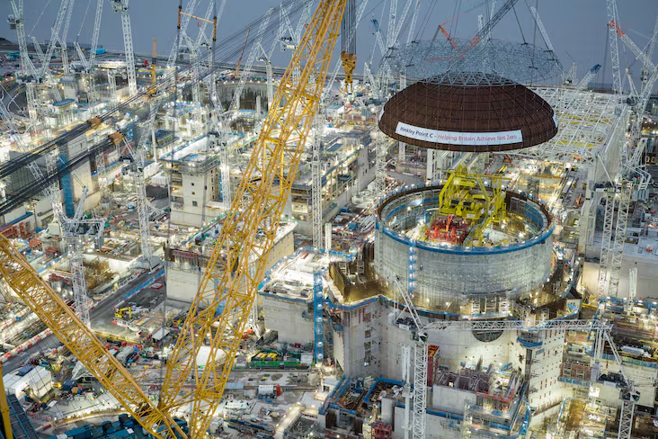 Chantier de Hinkley Point C (Royaume-Uni), levage d'un dôme de réacteur