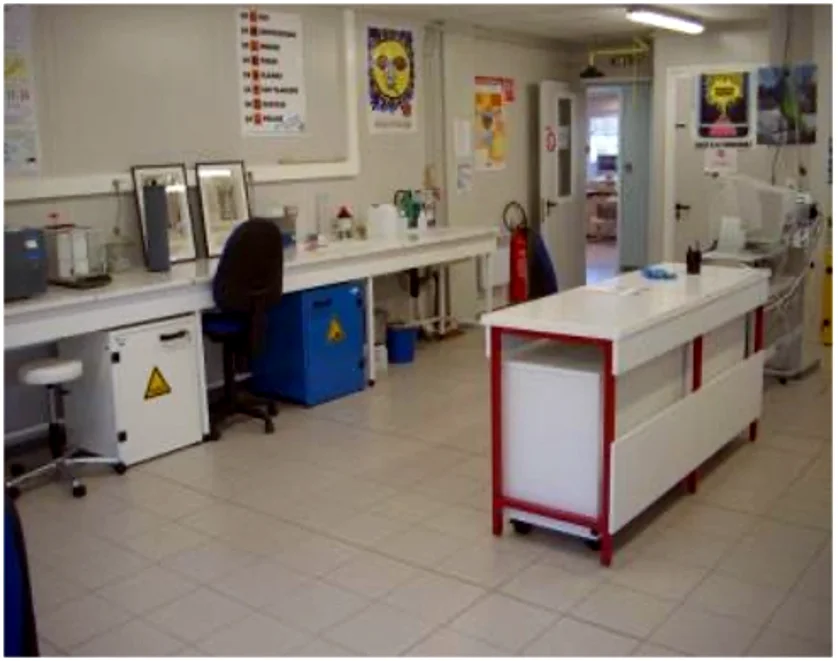 Plans de travail carrelés — laboratoire INERIS