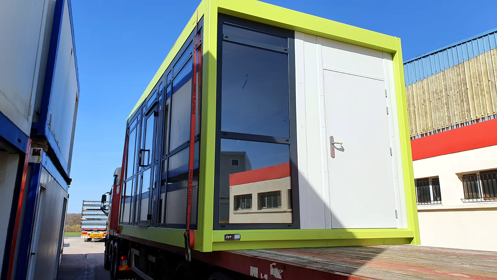 Module coloré chargé sur camion pour livraison — Lux Laverie