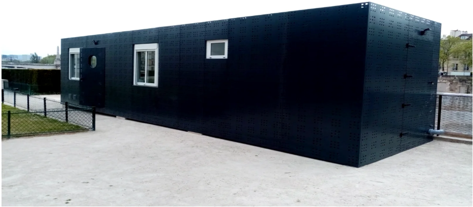 Module d'accueil à bardage métallique sombre — Mémorial des Martyrs de la Déportation