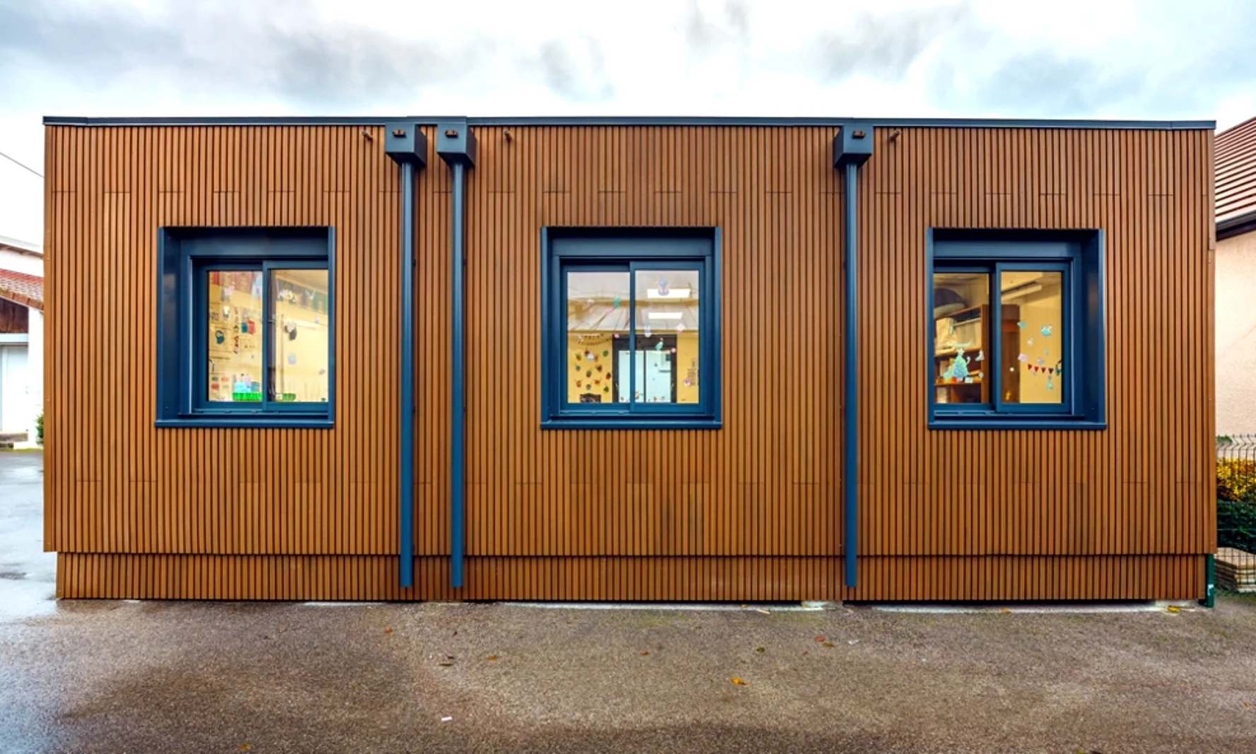 Salle de classe modulaire à bardage bois vertical — Perrigny-lès-Dijon