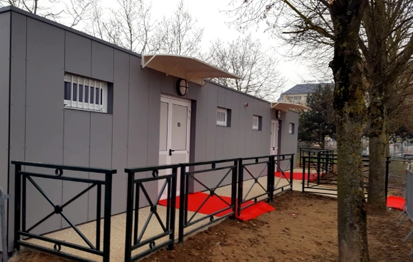 Vestiaires sportifs modulaires avec rampe PMR — Le Plessis-Robinson