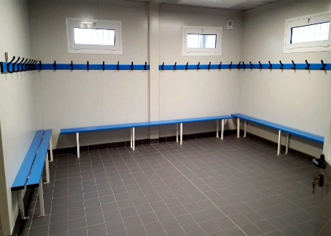 Vestiaire équipé — bancs et patères, Le Plessis-Robinson