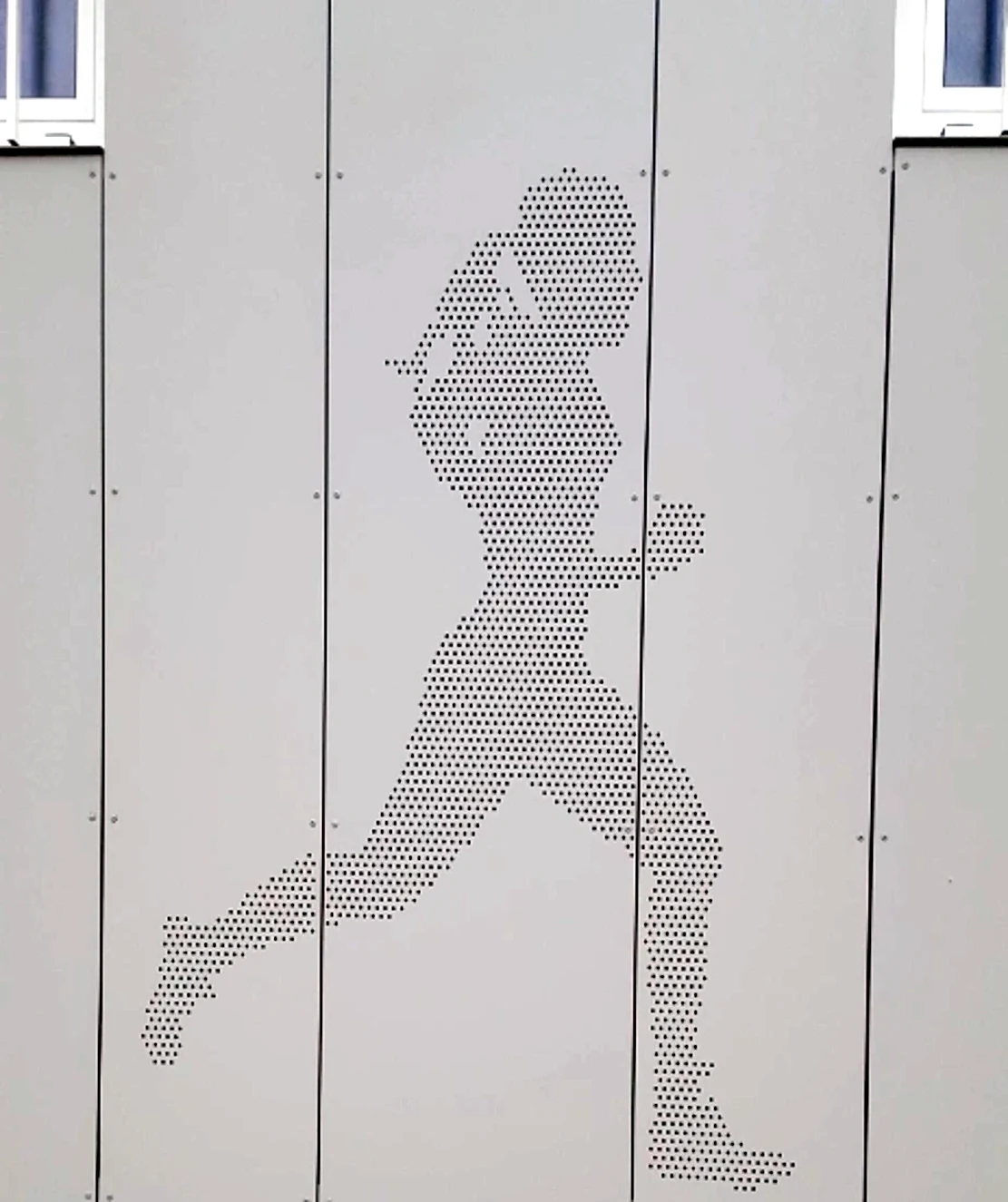 Bardage à motifs microperforés dessinant une silhouette de sportif — Le Plessis-Robinson