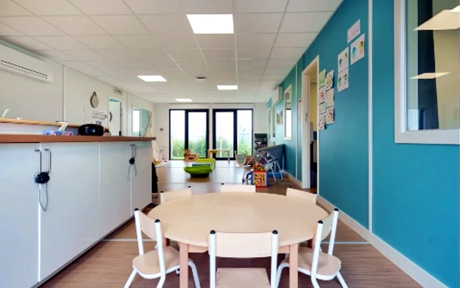 Salle d'activité colorée de la micro-crèche — Pont-l'Abbé