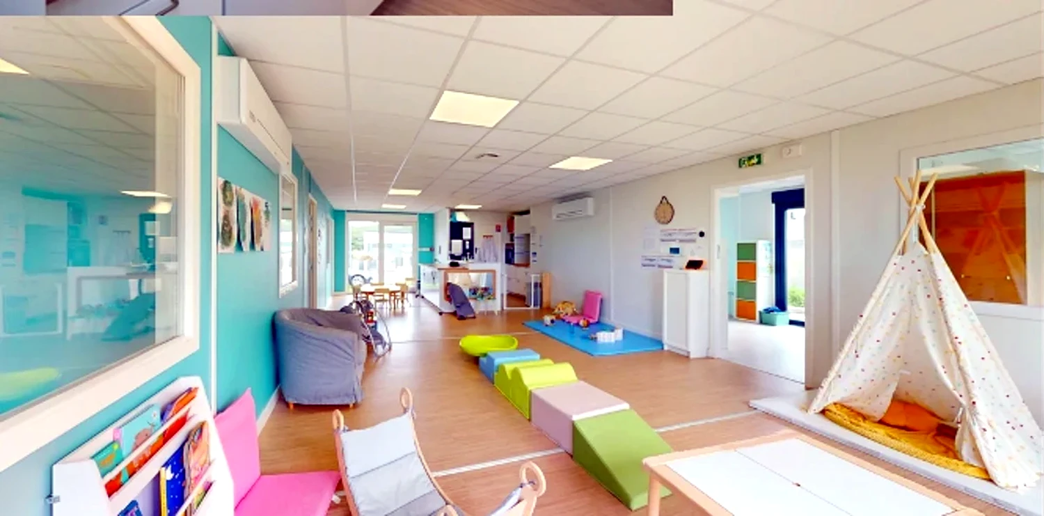 Espace de jeux avec tipi — micro-crèche de Pont-l'Abbé