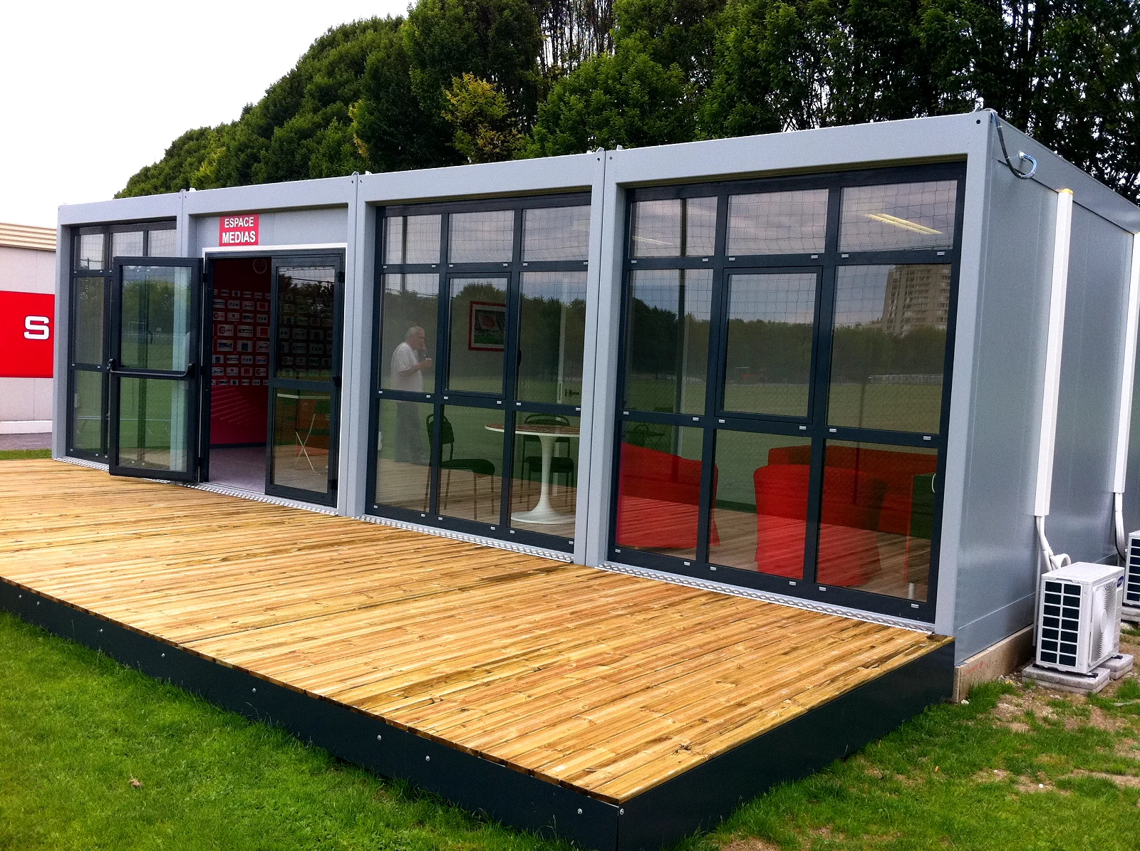 Espace médias modulaire du Stade de Reims — façade vitrée et terrasse bois