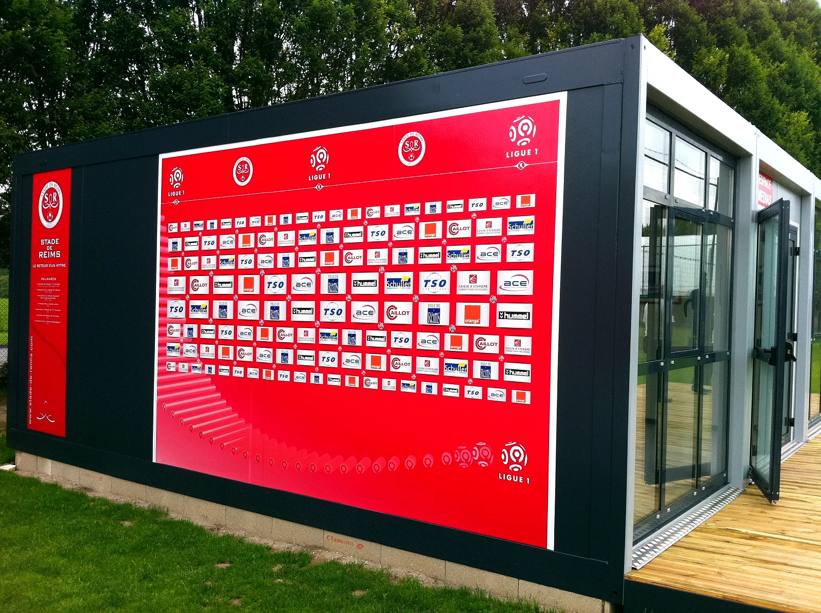 Façade signalétique aux couleurs du Stade de Reims