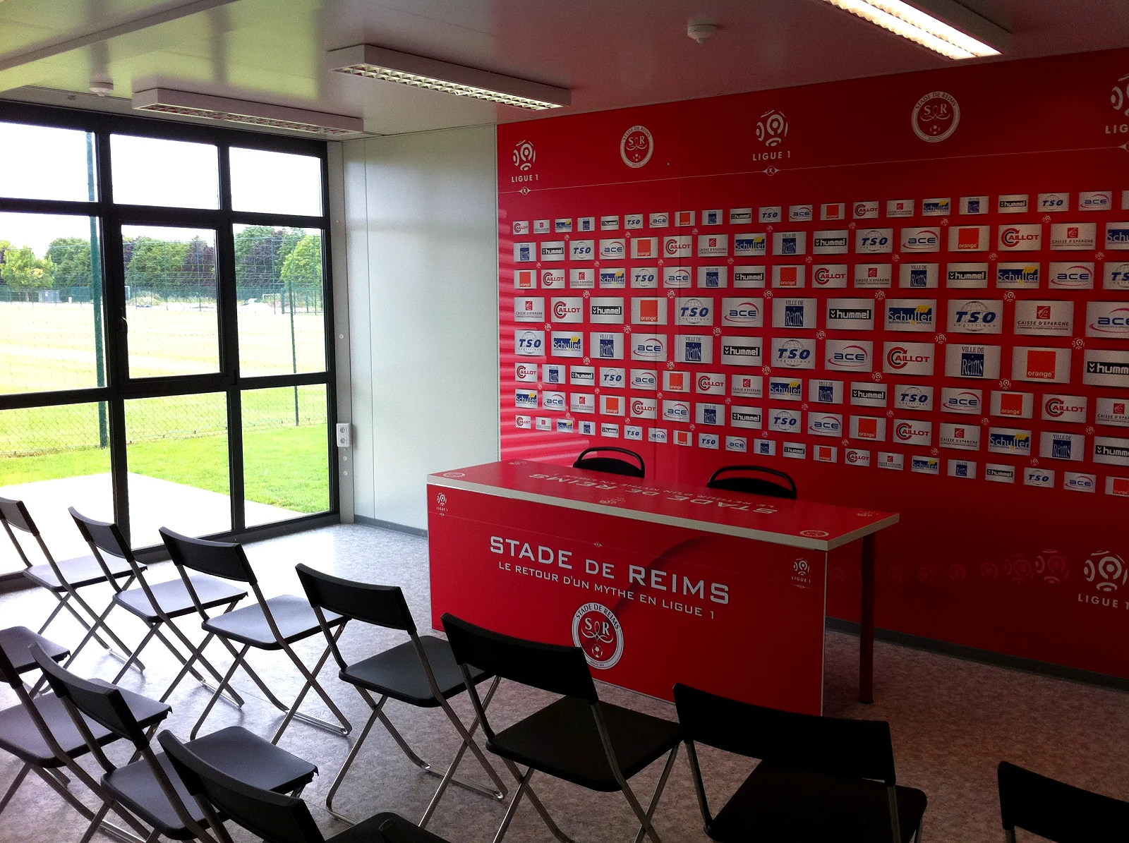 Salle de conférence avec éclairage naturel — Stade de Reims