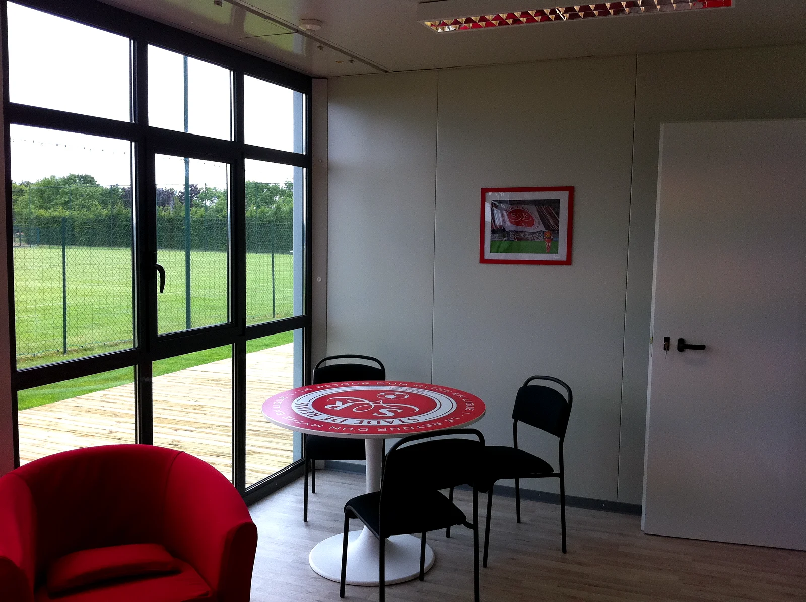 Salon d'accueil avec vue sur les terrains — Stade de Reims