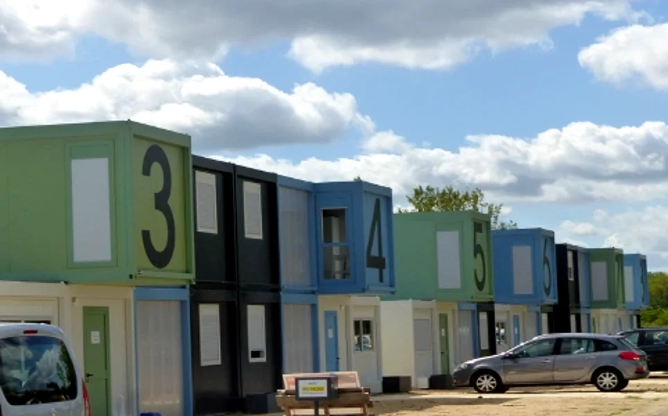 Maisons numérotées aux façades colorées et grandes baies — Les Sablons