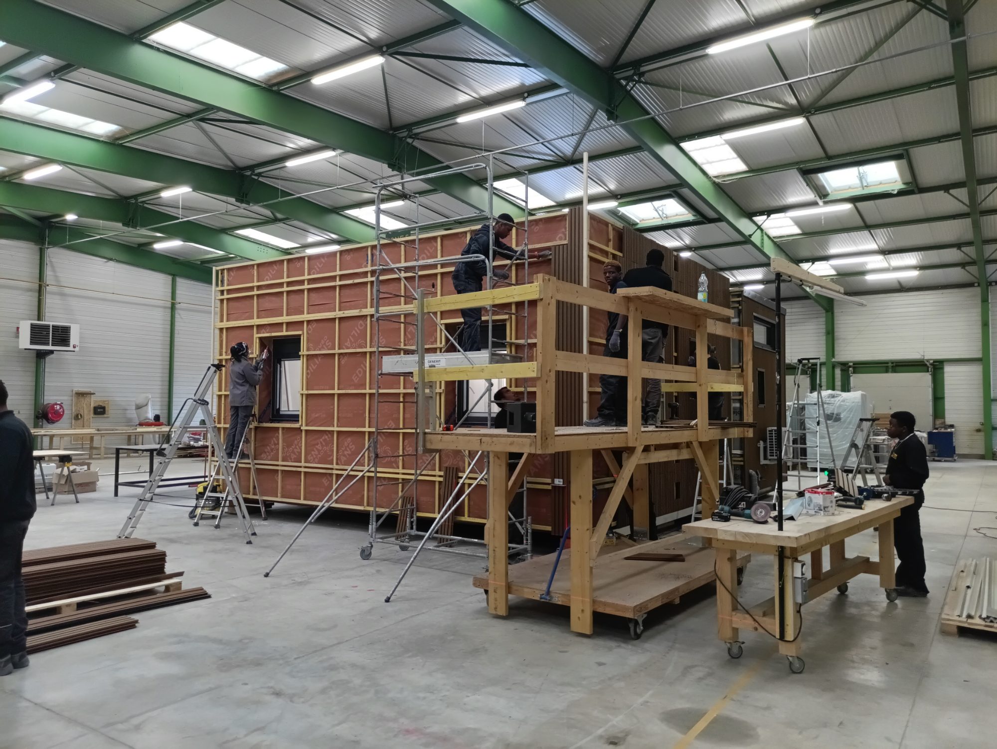 Équipe 123modules au travail dans l'atelier, en Meuse
