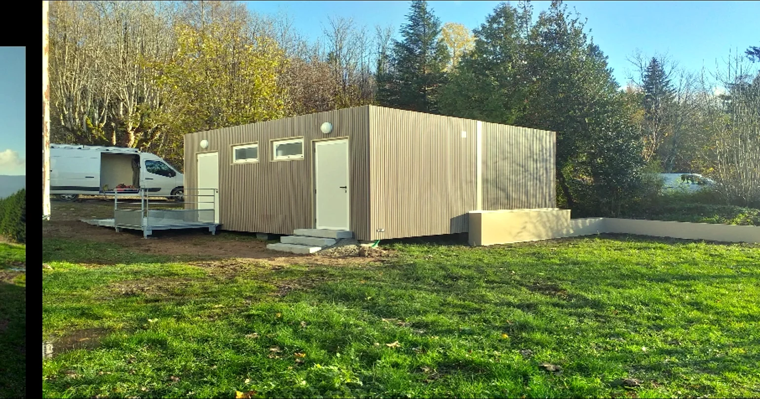 Bloc sanitaires modulaire à bardage bois dans une clairière — site du Struthof