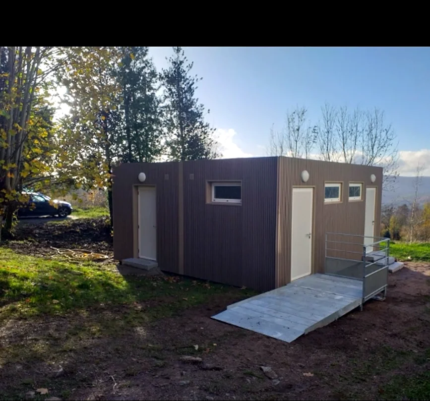 Accès PMR par rampe — sanitaires du site du Struthof