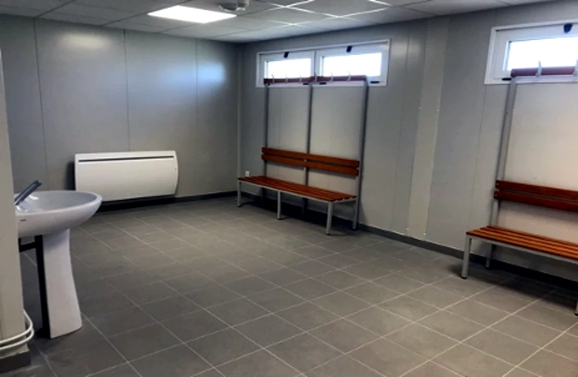Vestiaire — bancs, patères et lavabo, FC Valdahon