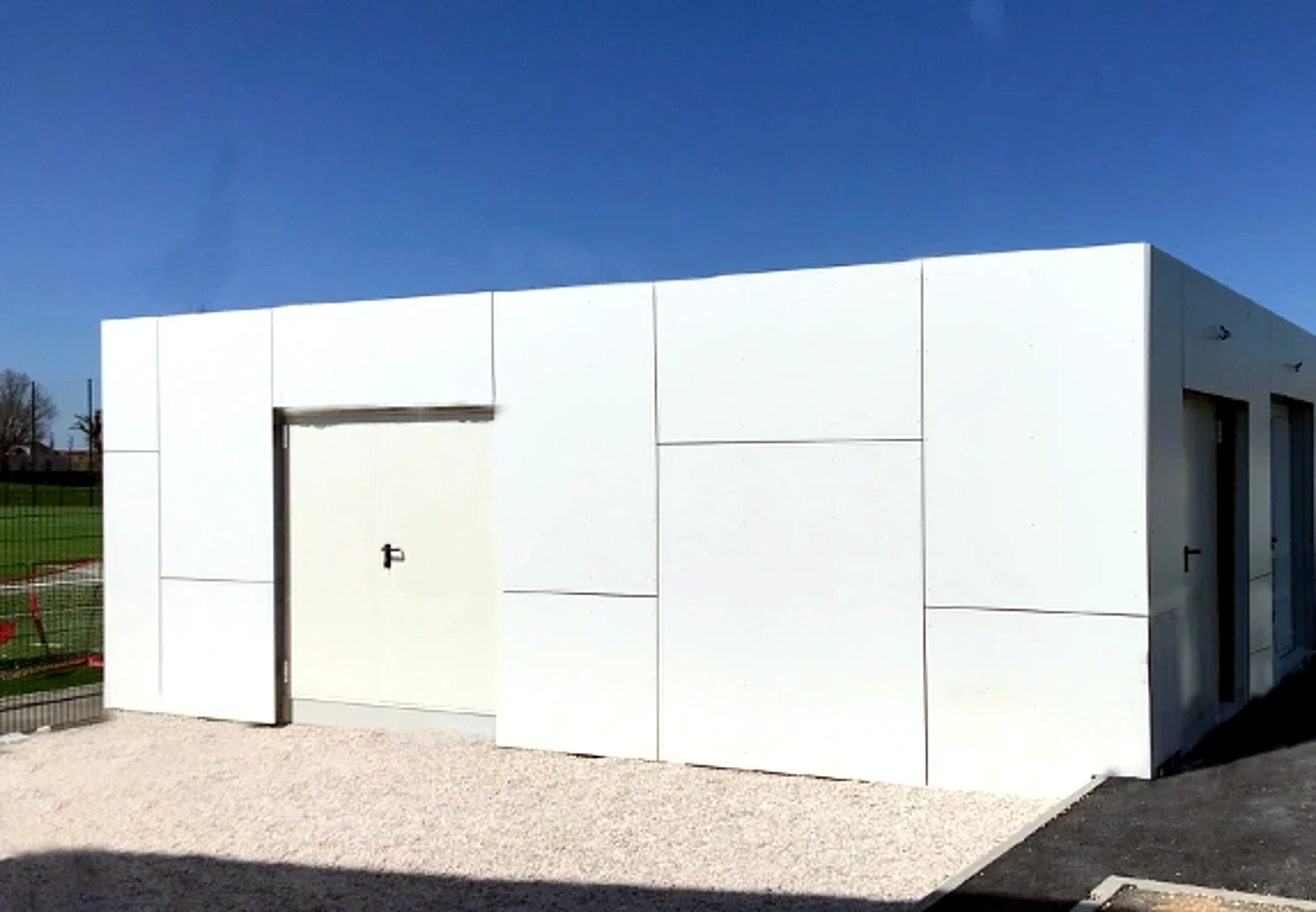 Bardage Trespa / Fundermax de teinte blanche — FC Valdahon