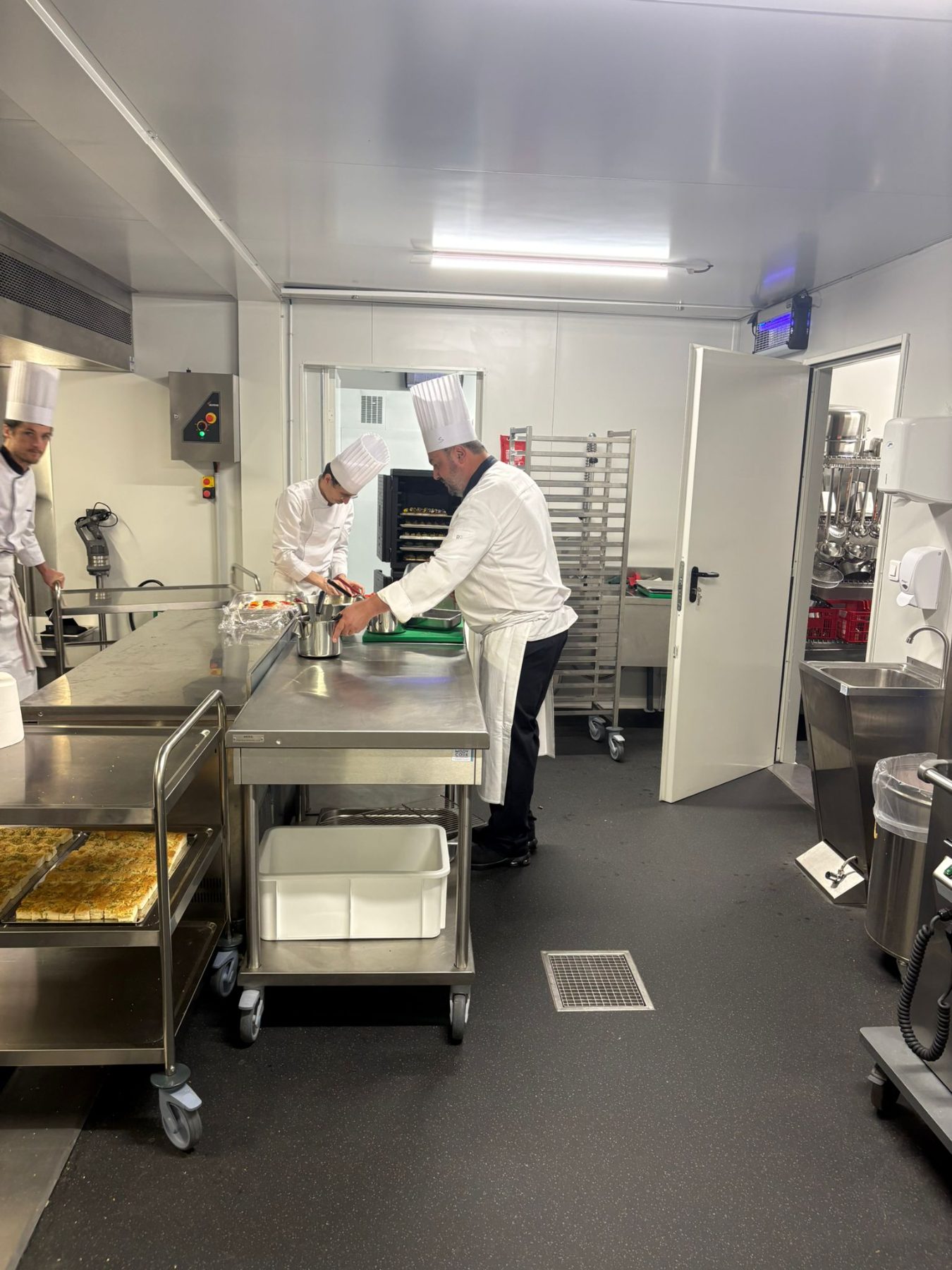 Brigade de cuisine au travail dans la cuisine de production modulaire de La Verniaz
