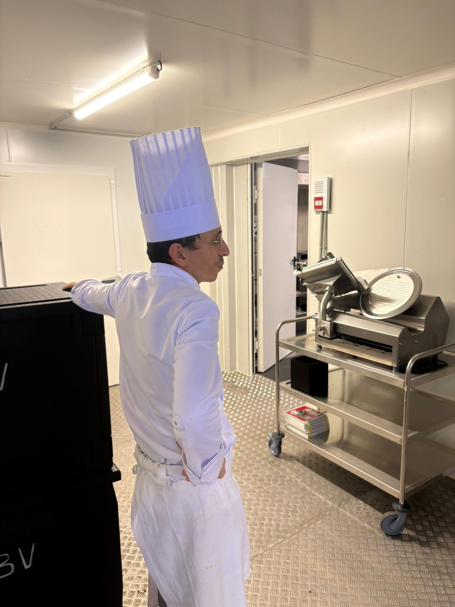 Plan de travail inox et zone de préparation dans la cuisine modulaire