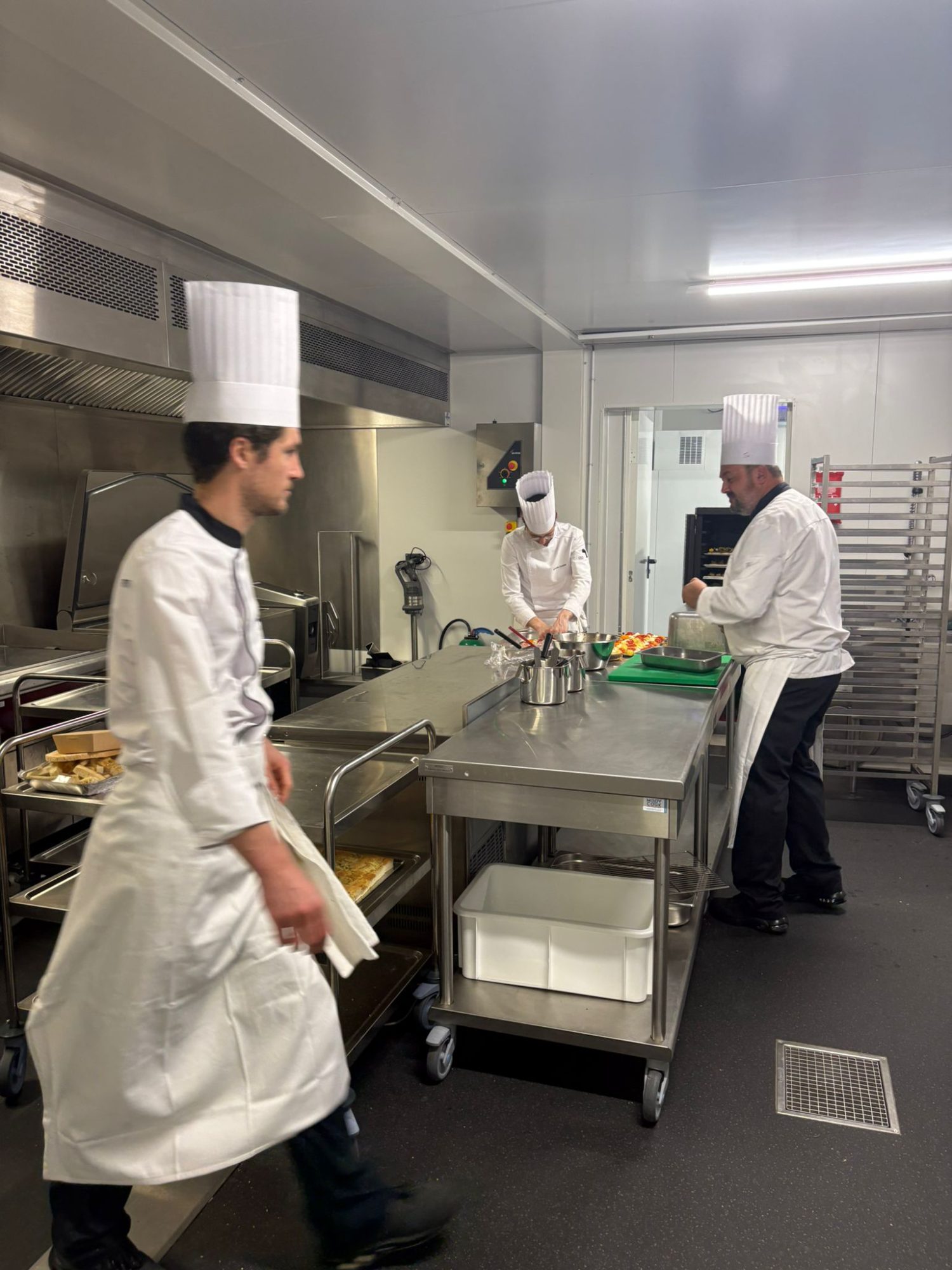 Cuisine de production modulaire en service — Hôtel La Verniaz, Évian